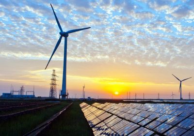 Συμφωνία 117 χωρών να τριπλασιάσουν την παγκόσμια ισχύ από ανανεώσιμες πηγές ενέργειας έως το 2030. Μετέχουν ΕΕ, ΗΠΑ και Αραβικά Εμιράτα