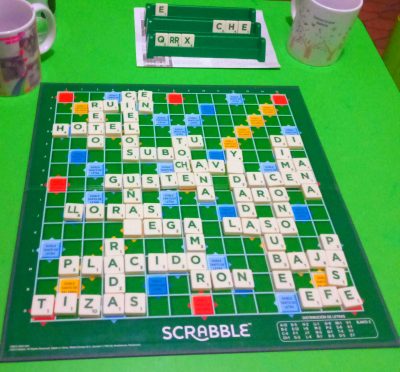 Το Scrabble έγινε 75 ετών. Γιατί ονομάστηκε έτσι. Είναι διαθέσιμο σε 120 χώρες σε 30 γλώσσες και σε γραφή Μπράιγ