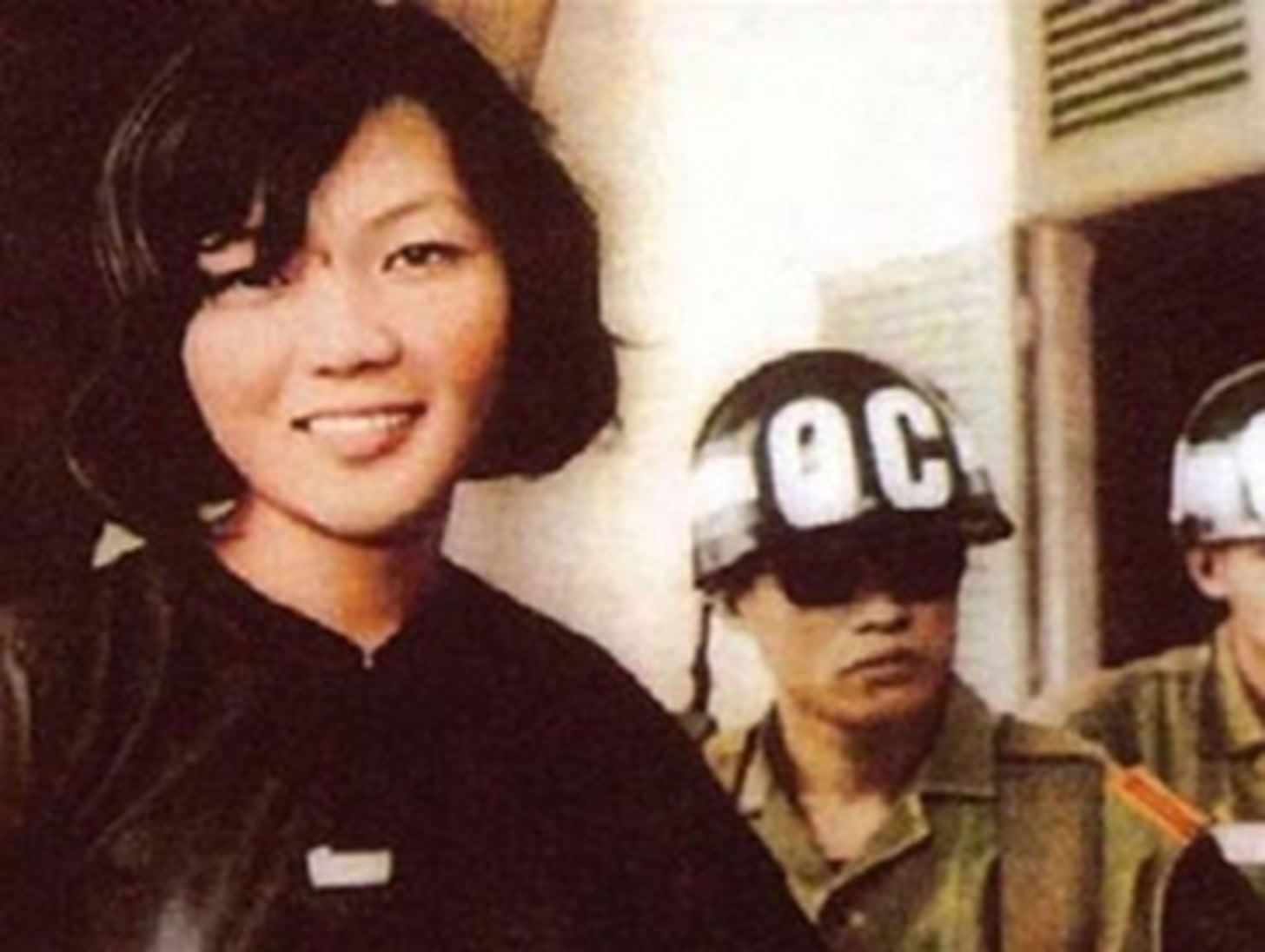 Το “χαμόγελο της νίκης”. Η εμβληματική φωτογραφία της νεαρής Βιετκόνγκ που περιφρόνησε τους δικαστές της. Τι απέγινε