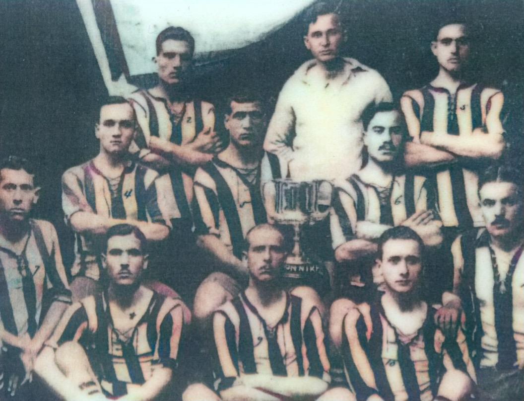 Απόλλωνας. Η πρώτη ελληνική ομάδα που έπαιξε στην Σμύρνη μετά το ’22.  Η στολή της ομάδας ήταν ίδια με την ελληνική σημαία