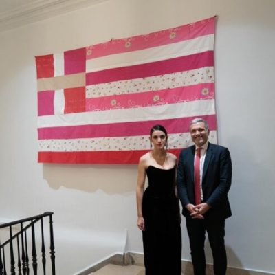 Αποσύρθηκε με παρέμβαση Γεραπετρίτη ροζ ελληνική σημαία από το Γενικό Προξενείο της Νέας Υόρκης. Πώς φτιάχτηκε και τι συμβολίζει