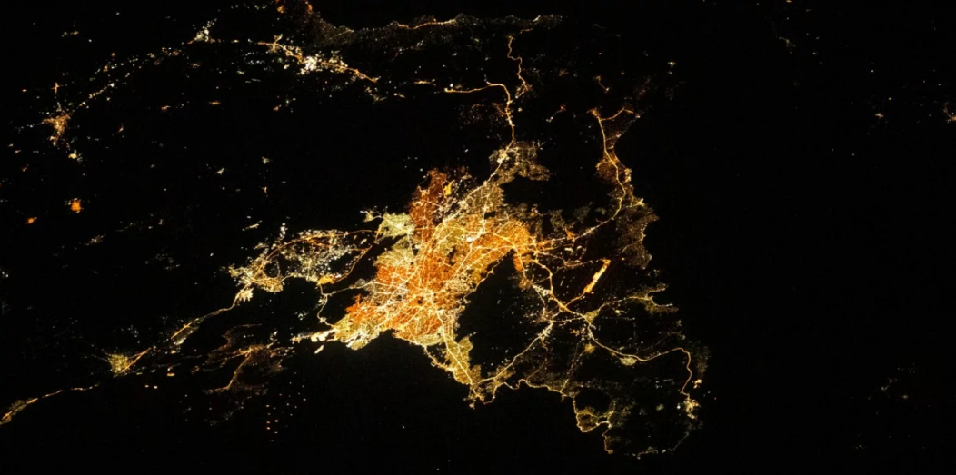 Εντυπωσιακή αεροφωτογραφία της NASA πάνω από τη νυχτερινή Αθήνα
