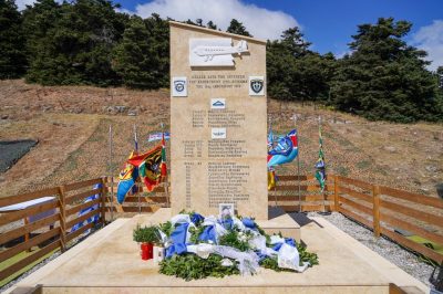 Το μνημείο των πεσόντων αλεξιπτωτιστών που άργησε 52 χρόνια. Η συντριβή της Ντακότας και η μάχη των επιζώντων με τις φλόγες