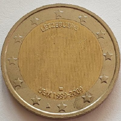 Το κέρμα των 2 ευρώ που έχει γραμμές στην πίσω όψη. Δεν είναι κίβδηλο και θεωρείται το πιο περίεργο νόμισμα της ευρωζώνης!