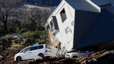 Ιαπωνία. Τουλάχιστον 30 νεκροί από τον φονικό σεισμό των 7,6 Ρίχτερ. Δρόμοι άνοιξαν στα δυο (βίντεο)