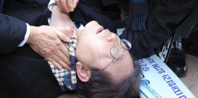 Νότια Κορέα. Μαχαίρωσαν στον λαιμό τον ηγέτη της αντιπολίτευσης ενώ έκανε δηλώσεις (βίντεο)