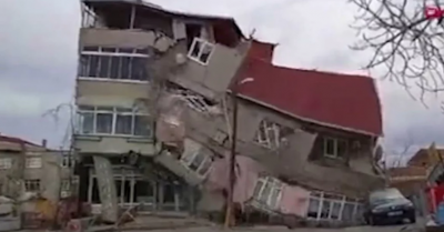 Κωνσταντινούπολη. Η στιγμή που δυο κτίρια καταρρέουν λόγω έργων του μετρό (βίντεο)