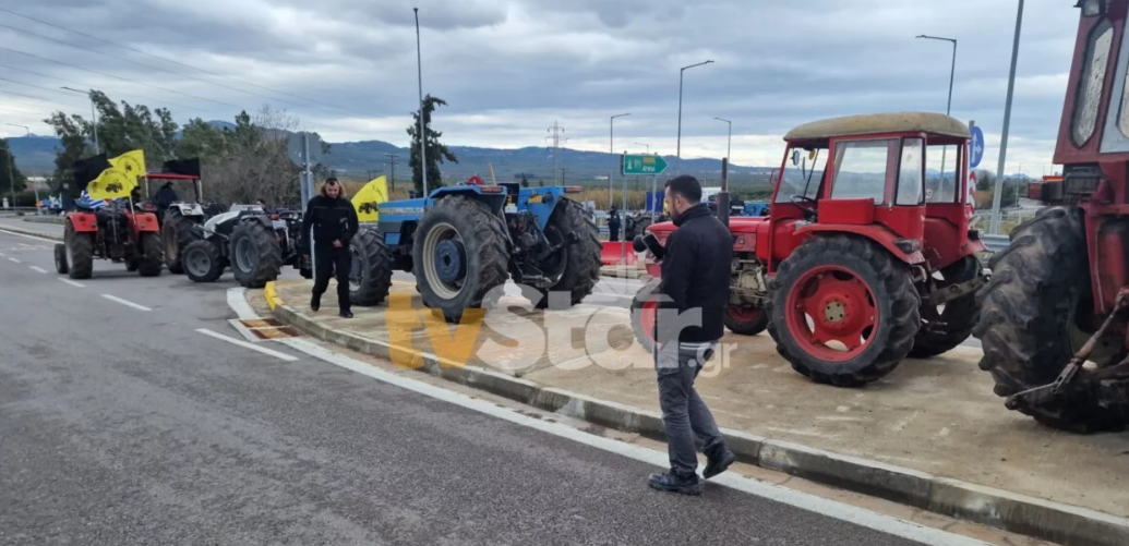 Αγρότες έκλεισαν την Εθνική Οδό Αθηνών-Λαμίας στο ύψος της Αταλάντης και την Πατρών