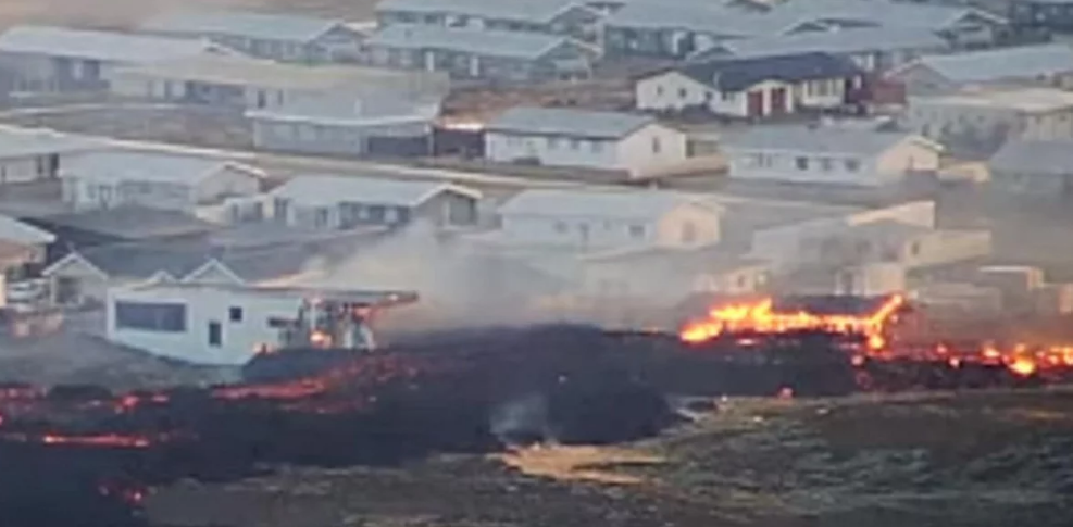 Απόκοσμες εικόνες από έκρηξη ηφαιστείου στην Ισλανδία. Η λάβα έφτασε σε σπίτια (βίντεο)