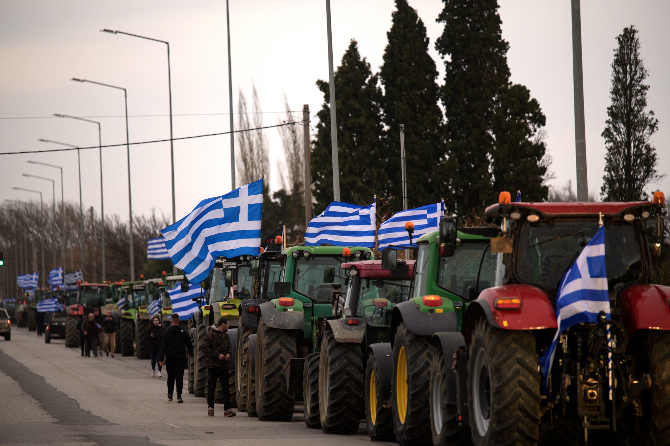 Περισσότερα από 100 τρακτέρ αναμένεται να κατεβούν στο Σύνταγμα την Τρίτη. Θα συνοδεύονται από περιπολικά