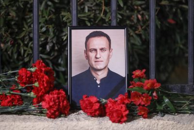 “Τον σκότωσαν με τη μέθοδο της KGB “γροθιά στην καρδιά””. Τι υποστηρίζει Ρώσος ακτιβιστής για το θάνατο του Ναβάλνι