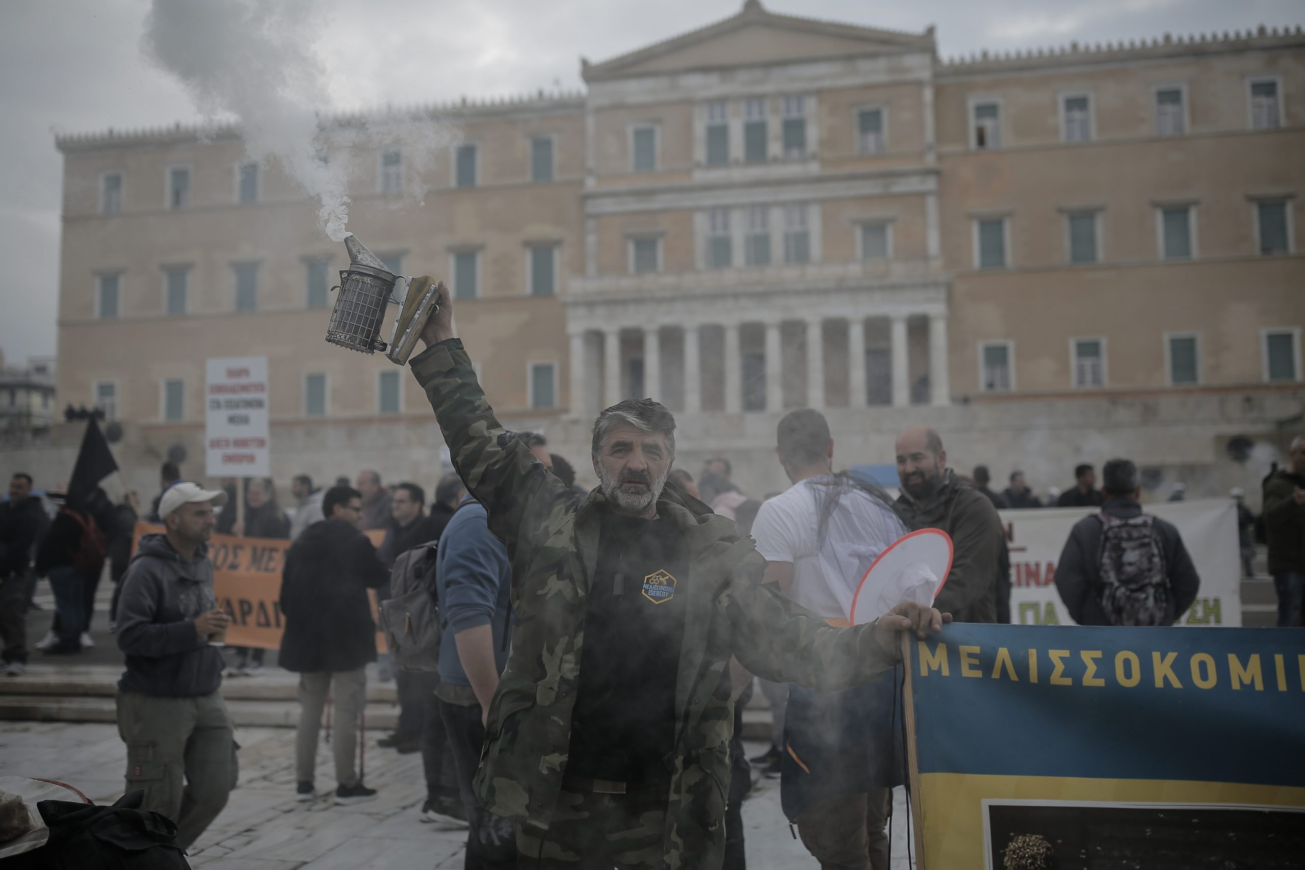 Στο Σύνταγμα οι μελισσοκόμοι με κυψέλες και καπνιστήρια. Ζητούν να υπάρξει διαχωρισμός εισαγόμενων και εγχώριων προϊόντων