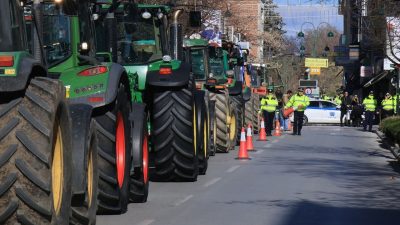 “Θα φτάσουμε μέχρι την Ακρόπολη”. Εκατοντάδες τρακτέρ απέκλεισαν την έκθεση Agrotica. Συνεχή μπλόκα εθνικών οδών