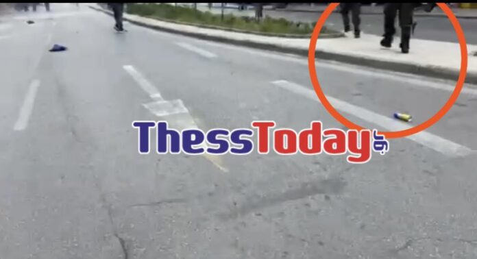 Θεσσαλονίκη. Αστυνομικός έχασε το όπλο του την ώρα των επεισοδίων (Βίντεο)