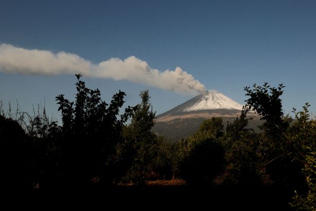 “Ξύπνησε” το ηφαίστειο Ποποκατέπετλ στο Μεξικό. Πάνω από 20 πτήσεις ακυρώθηκαν. Η τέφρα έφτασε σε ύψος 2.000 μέτρων