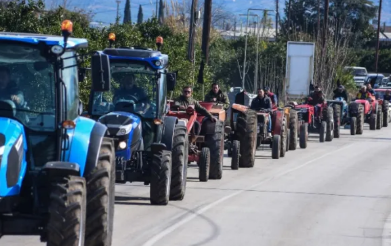 Οι αγρότες κλείνουν δρόμους και λιμάνια μέχρι το μεγάλο συλλαλητήριο στην Αθήνα την Τρίτη