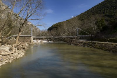 Δείτε τι απέμεινε από την γέφυρα των Τεμπών και το προσκύνημα της Αγίας Παρασκευής. Το εκκλησάκι έχτισαν οι σιδηροδρομικοί