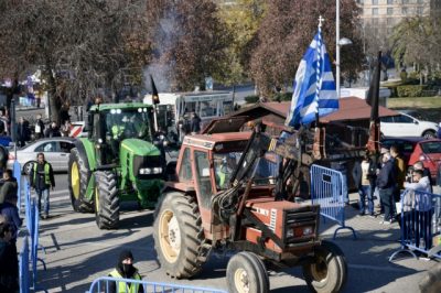 Στα μπλόκα παραμένουν oι αγρότες. Την Τρίτη κρίνεται το μέλλον των κινητοποιήσεων