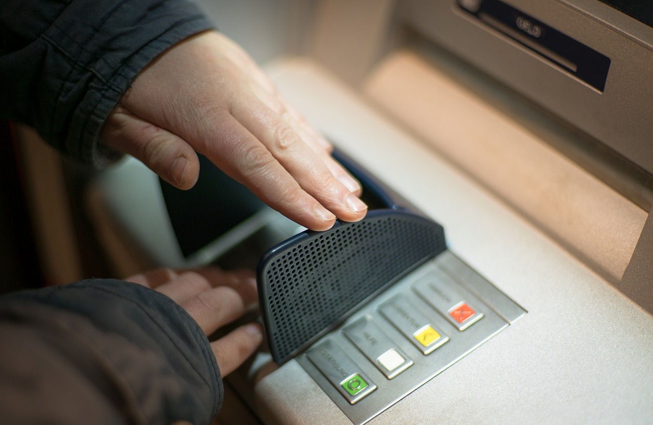 Γυναίκα βρήκε μαγκωμένα χρήματα σε ATM στη Λάρισα, τα παρέδωσε στην τράπεζα και έψαξε τον κάτοχό τους στα social media