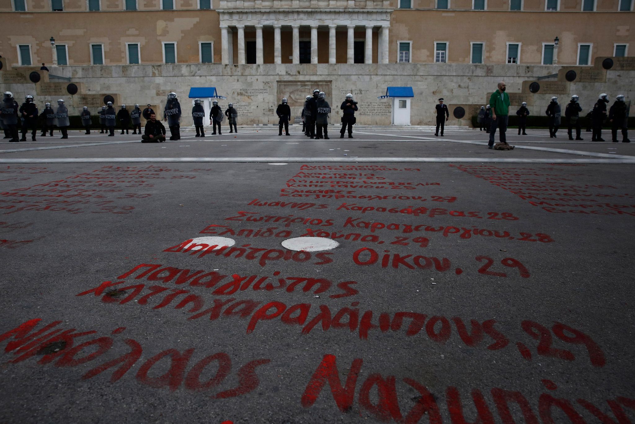 Οδύνη στο μνημόσυνο στα Τέμπη. Διαδηλωτές έγραψαν τα ονόματα των 57 θυμάτων μπροστά από τη Βουλή (Φωτο)