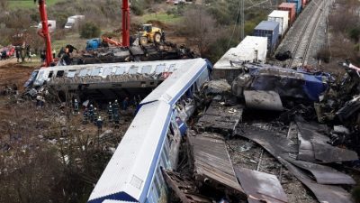 Αποκαλυπτικές εικόνες από το «μπάζωμα» λίγες ώρες μετά τη σύγκρουση των τρένων στα Τέμπη