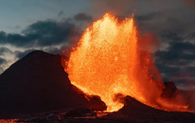 Εικόνες με «συντριβάνια» λάβας στην Ισλανδία, ύστερα από έκρηξη ηφαιστείου (βίντεο)