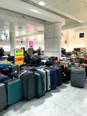 Το fake «πουλάει». H διαφημιστική απάτη με τις βαλίτσες που δίνει για δυο ευρώ το Αεροδρόμιο Αθηνών