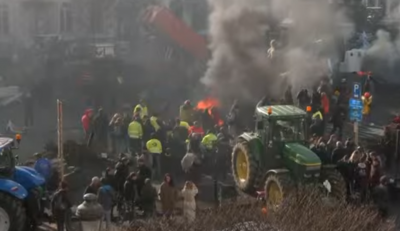 Αποκλεισμένη από 1300 τρακτέρ και αγρότες η Σύνοδος Κορυφής στις Βρυξέλλες. Μπλόκα, φωτιές και αβγά στην Ευρωβουλή