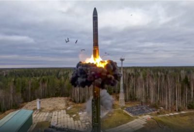 Δοκιμαστική εκτόξευση βαλλιστικού πυρηνικού πυραύλου πραγματοποίησε ο Πούτιν (βίντεο)