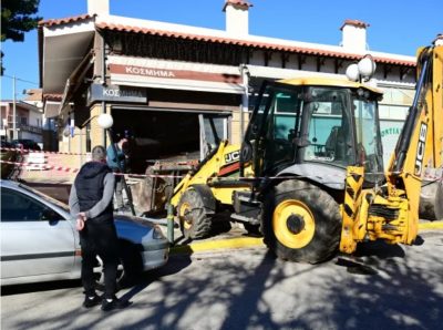 Διαρρήκτες εισέβαλλαν με μπουλντόζα σε κοσμηματοπωλείο στο Καπανδρίτι. Ισοπέδωσαν την είσοδο