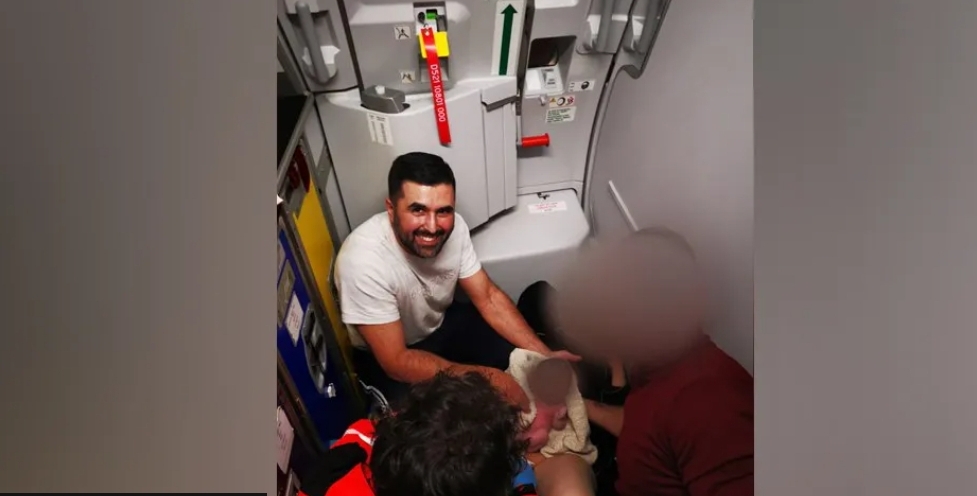 38χρονη γέννησε μέσα σε αεροσκάφος που πετούσε από το Αμάν της Ιορδανίας στο Λονδίνο. Στον τοκετό χρειάστηκε διερμηνέας