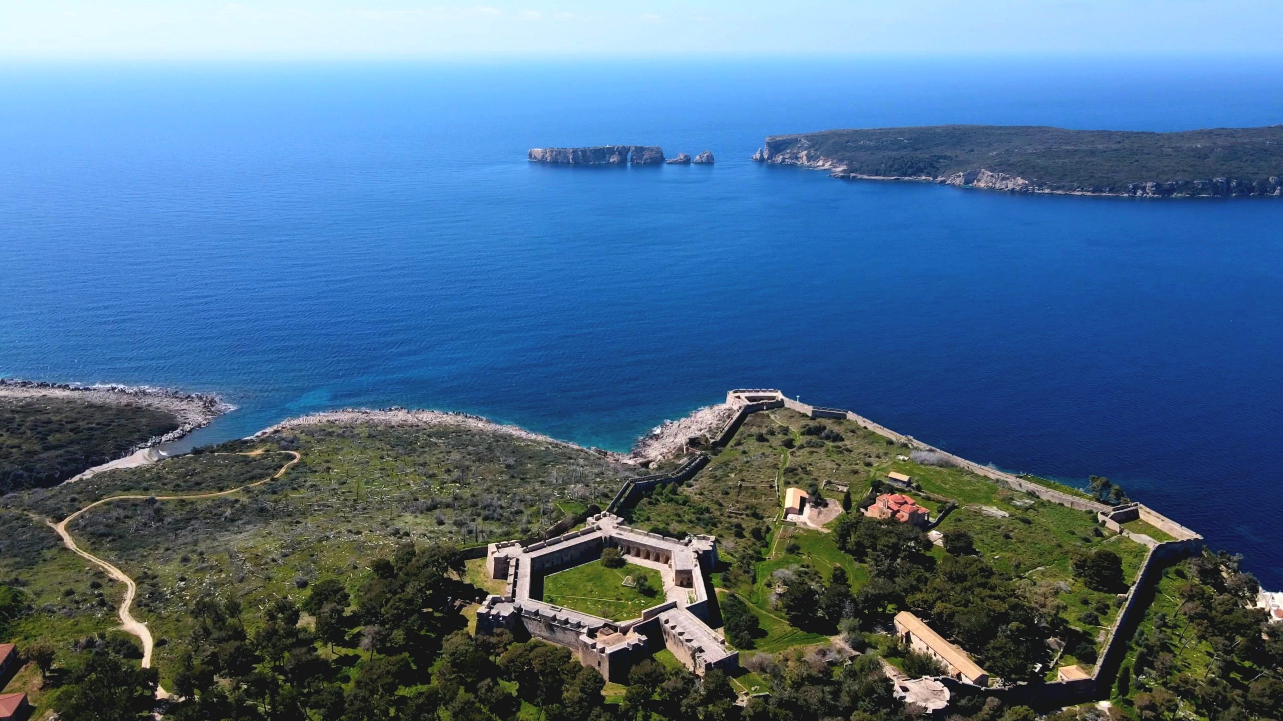 Νιόκαστρο. Το φρούριο που κατέλαβαν διαδοχικά Οθωμανοί, Ενετοί και Σύμμαχοι. Τι απέγινε ο οικισμός εντός των τειχών (drone)