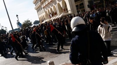 Επεισόδια στο πανεκπαιδευτικό συλλαλητήριο. 8 τραυματίες μεταφέρθηκαν στο νοσοκομείο