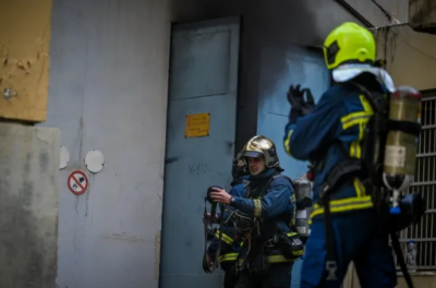 Εμπρηστική επίθεση στου Ζωγράφου. Βγήκαν από την Πανεπιστημιούπολη και έκαψαν 5 σχολικά, 3 ΙΧ και 3 μοτοσικλέτες