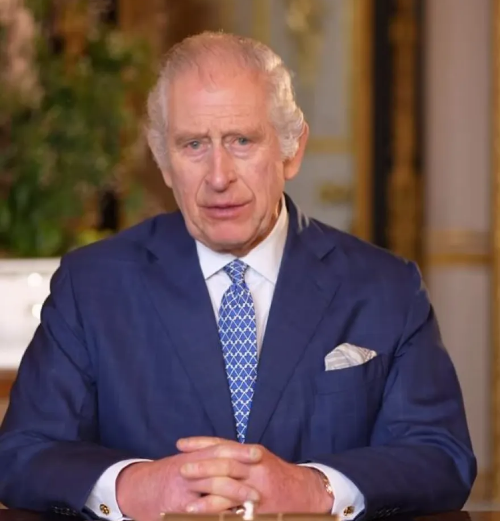 Βίντεο με το πρώτο μήνυμα του βασιλιά Κάρολου μετά τη διάγνωση με καρκίνο. Τα πρησμένα χέρια και οι θεραπείες (βίντεο)