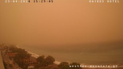 Απόκοσμες εικόνες στην Καλαμάτα. Κίτρινη η ατμόσφαιρα από την αφρικανική σκόνη (Εικόνες και βίντεο)