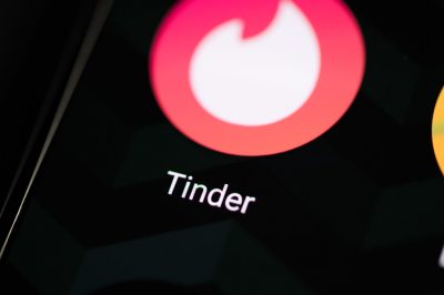 Γαλλία. Ο “βιαστής του Tinder” άσκησε έφεση. Είχε κακοποιήσει 17 γυναίκες μέσα σε δύο χρόνια