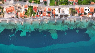 Δερβένι. Το παραθαλάσσιο χωριό με τους αλλεπάλληλους ντόκους και τα κρυστάλλινα νερά. Ήταν κέντρο της σταφίδας. Δείτε το από ψηλά