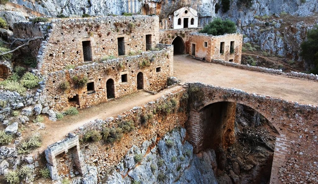 Το παλαιότερο, αλλά άγνωστο μοναστήρι των Χανίων στο απόκρημνο φαράγγι. Τα ερειπωμένα κελιά και η εντυπωσιακή γέφυρα (βίντεο)