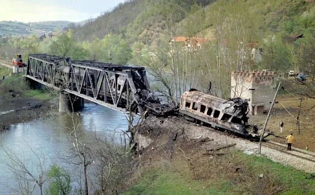 Ο νατοϊκός βομβαρδισμός του τρένου στη Σερβία. Οι περισσότεροι επιβάτες δεν βρέθηκαν γιατί εξαϋλώθηκαν. Το πειραγμένο βίντεο