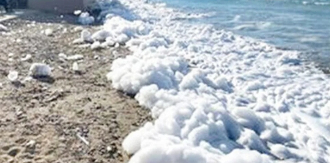 Θαλάσσιος αφρός εμφανίστηκε στην παραλία Τσιλιβί της Ζακύνθου. Που οφείλεται το φαινόμενο. Καθηγητής εξηγεί