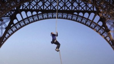Γαλλίδα έκανε ρεκόρ αναρρίχησης με σκοινί στον Πύργο του Άιφελ. Ανέβηκε 110 μέτρα σε 18 λεπτά