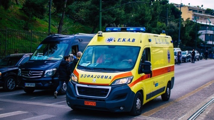 Ατύχημα με τουριστικό λεωφορείο στην Πανεπιστημίου. Έξι τραυματίες (Βίντεο)