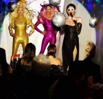 Στο πρώτο μαγαζί με drag show στην Αθήνα χρειάστηκε να υπογράψουν 3000 γείτονες. Η αυτοψία του Δήμου και η επιτυχία