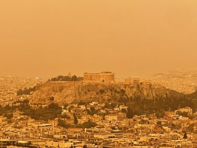 Απόκοσμες εικόνες από την αφρικανική σκόνη που σκέπασε την Αθήνα. Φωτογραφίες από το Λυκαβηττό