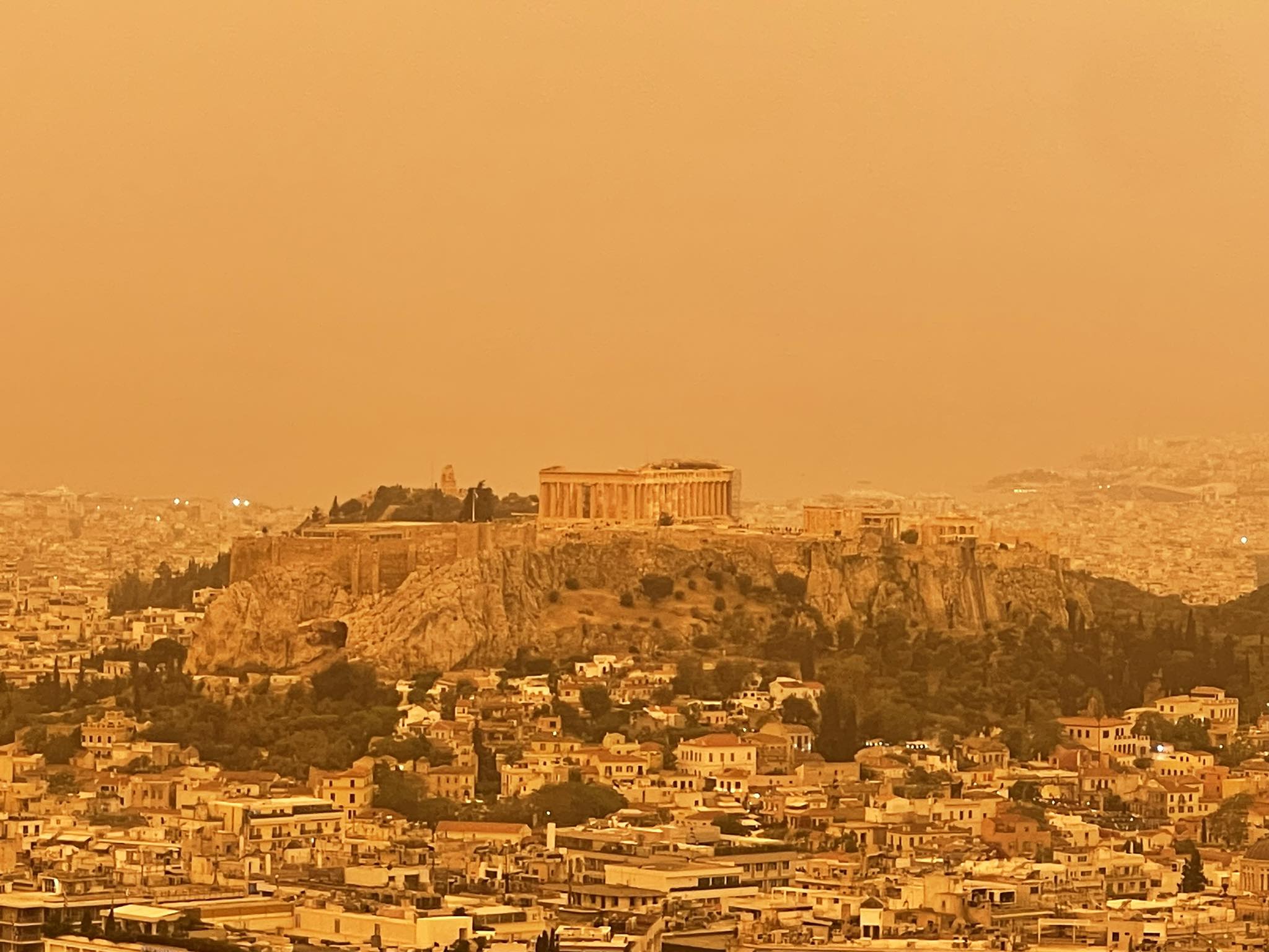 Απόκοσμες εικόνες από την αφρικανική σκόνη που σκέπασε την Αθήνα. Φωτογραφίες από το Λυκαβηττό