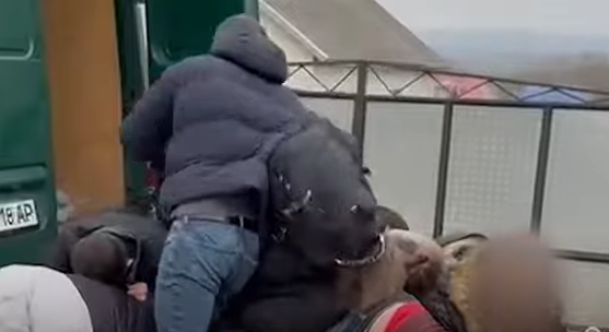 Ουκρανία. Άγριο ξύλο και συλλήψεις νέων που αρνούνται την επιστράτευση και προσπαθούν να ξεφύγουν (Βίντεο)