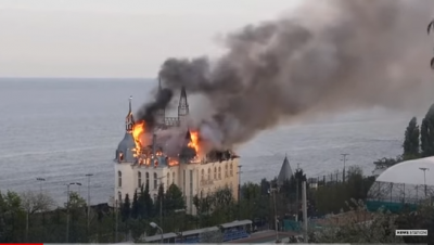 Στις φλόγες το εμβληματικό «κάστρο του Χάρι Πότερ» μετά από ρωσική επίθεση στην Οδησσό (Βίντεο)