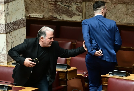Προσήχθη ο βουλευτής Κων/νος Φλώρος για την επίθεση στον βουλευτή Βασίλη Γραμμένο της Ελληνικής Λύσης