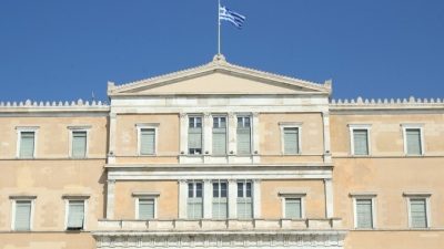 Από το χαστούκι Κεδίκογλου, στις μπουνιές Φλώρου. Οι φορές που το ελληνικό Κοινοβούλιο έγινε «ροντέο»